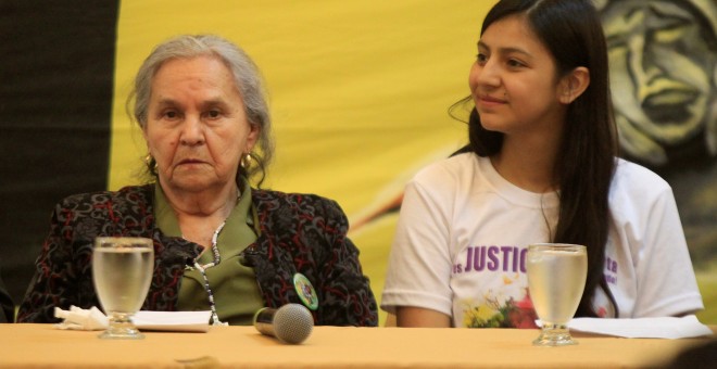 Berta Flores, la madre de Berta Cáceres, y Laura Zúñiga, en la presentación del informe sobre el asesinato de la activista. REUTERS/Jorge Cabrera