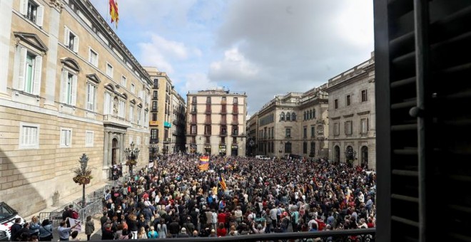 Imatge de la Plaça de Sant Jaume de Barcelona, durant la concentració de suport als membres del Govern investigats per l'Audiència Nacional pel delicte de rebelió. EFE/Javier Etxezarreta