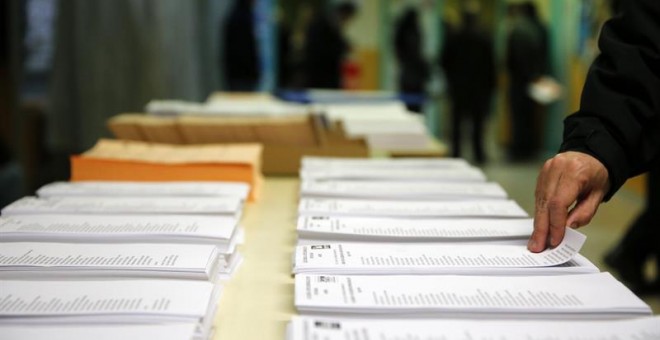 Los partidos y coaliciones sin representación parlamentaria necesitan el apoyo previo de algo más de 5.500 votantes catalanes para poder presentarse a las autonómicas.