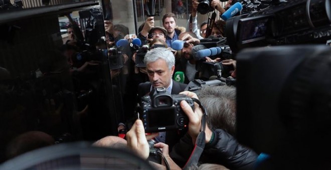 El exentrenador del Real Madrid Jose Mourinho, a su llegada hoy al Juzgado de Instrucción número 4 de Pozuelo de Alarcón (Madrid), donde está citado a declarar como investigado por la denuncia presentada por la Fiscalía, en la que le acusa de defraudar 3