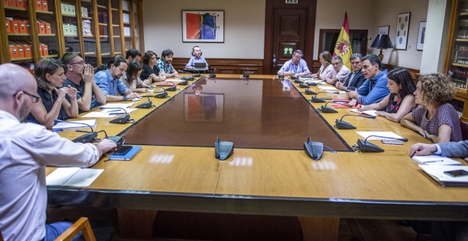 Las delegaciones de Unidos Podemos y del PSOE, en un encuentro el pasado verano.