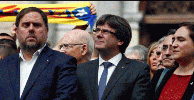 El vicepresident de la Generalitat, Oriol Junqueras, el president, Carles Puigdemont, i l'alcaldessa de Barcelona, Ada Colau, en una concentració a la Plaça de Sant Jaume, en protesta por l'actuació policial durant l'1-O. REUTERS/Juan Medina