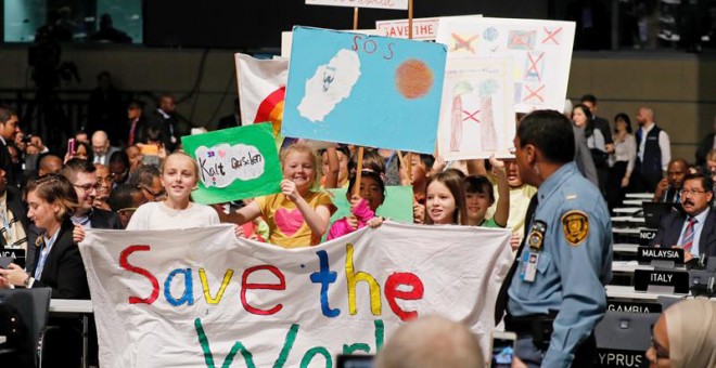 Varios niños muestran pancartas durante la inauguración de la Conferencia sobre el Cambio Climático de la ONU COP23 en Bonn (Alemania) .EFE