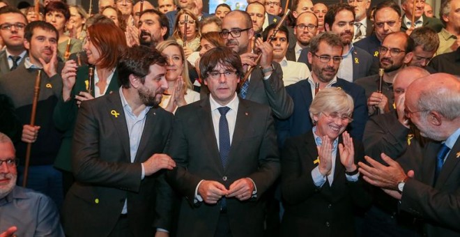 El president cesado, Carles Puigdemont, y los 200 alcaldes independentistas participan en el acto celebrado en Bruselas. - EFE