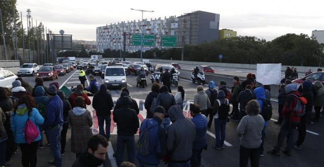 Manifestantes cortan el tráfico en el nudo de La Trinidad, en Barcelona, durante la huelga. EFE/Alejandro García