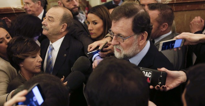 El presidente del Gobierno, Mariano Rajoy, preguntado por los periodistas a su salida de la sesión de control al Ejecutivo. EFE/ Paco Campos