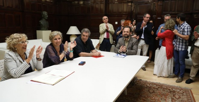 Manuela Carmena en la firma del acuerdo sobre la clasificación y ordenación del personal laboral del Ayuntamiento de Madrid y sus organismos autonómicos. DIARIO DE MADRID
