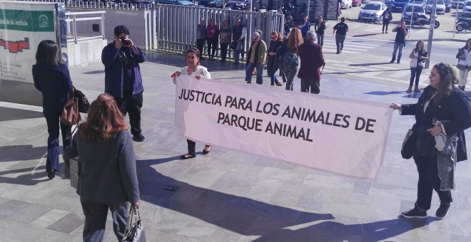 La exdueña de Parque Animal, a la salida de los juzgados. EUROPA PRESS
