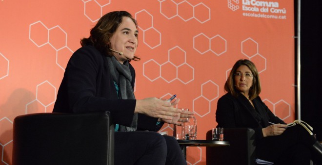 Ada Colau i Naomi Klein, en un moment del debat. FOTO.L'Escola dels Comuns