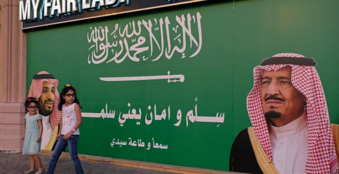 Mural con la imagen del rey de Arabia Saudí, Salman bin Abdulaziz Al Saud