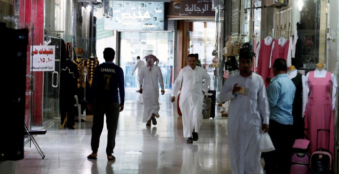 Varias personas pasean en el interior de un mercado en Riad.REUTERS/Faisal Al Nasser