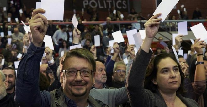 El cabeza de lista de los comunes, Xavier Domènech y La alcaldesa de Barcelona, Ada Colau, durante la asamblea de Catalunya en Comú que vota hoy su lista electoral para las elecciones catalanas del 21-D en coalición con Podem.