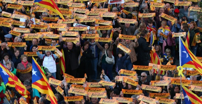 Manifestantes con carteles con la palabra 'Libertad' en la manifestación para exigir la salida de prisión de los presidentes de la ANC y Òmnium Cultural, Jordi Sánchez y Jordi Cuixart, y de los ocho consellers cesados del Govern. REUTERS/Albert Gea