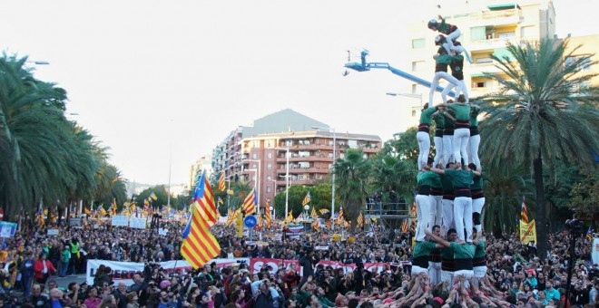 Unos castellers durante la manifestación para exigir la salida de prisión de los presidentes de la ANC y Òmnium Cultural, Jordi Sánchez y Jordi Cuixart, y de los ocho consellers cesados del Govern. J.K