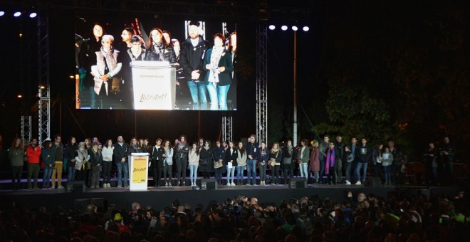 Imagen del escenario donde se han realizado discursos y actuaciones al final de la manifestación en Barcelona para exigir la salida de prisión de los presidentes de la ANC y Òmnium Cultural, Jordi Sánchez y Jordi Cuixart, y de los ocho consellers cesados