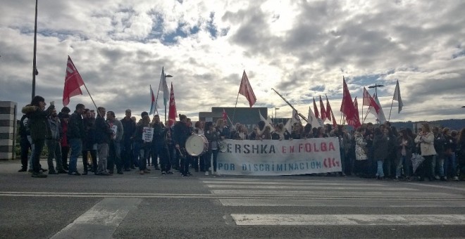 Las trabajadoras de Bershka en Pontevedra durante la huelga indefinida. / @galizaCIG