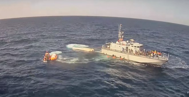 Imagen del vídeo difundido por Sea Watch en el que la Marina libia abandona a varios migrantes en el agua.