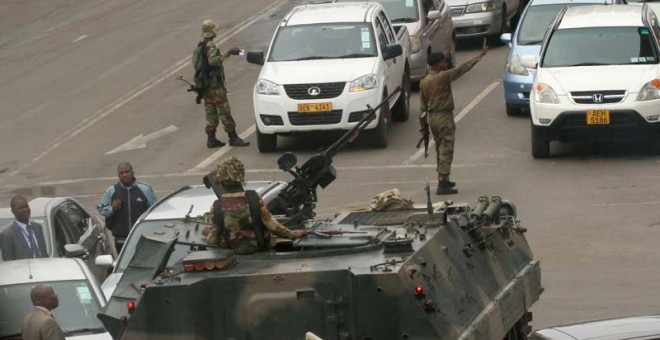 Un tanque del Ejército corta el tráfico en una avenida de Harare. | REUTERS