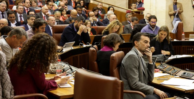 El portavoz del Grupo Parlamentario de Izquierda Unida durante la intervención de la presidenta de la Junta, Susana Díaz, en el debate sobre el estado de la Comunidad.