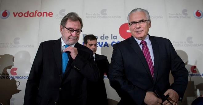 El presidente de PRISA, Juan Luis Cebrián (i), y el magistrado, Baltasar Garzón, en el desayuno informativo de Nueva Economía que se ha celebrado esta mañana en el Hotel Ritz de Madrid. EFE/ Luca Piergiovanni