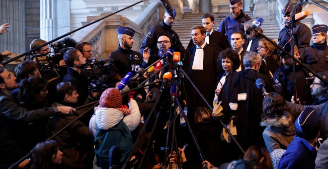 Paul Bekaert, abogado de Carles Puigdemont, hace declaraciones a la prensa tras la vista del expresident ante la Cámara del Consejo de Bruselas./REUTERS