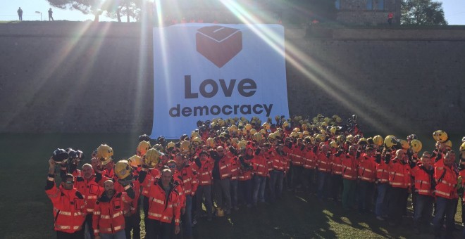 Bombers, en la seva acció de protesta a Montjuïc. /M. DELÀS