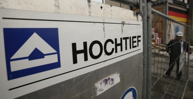 Logo de la constructora Hochtief, en una obra. REUTERS