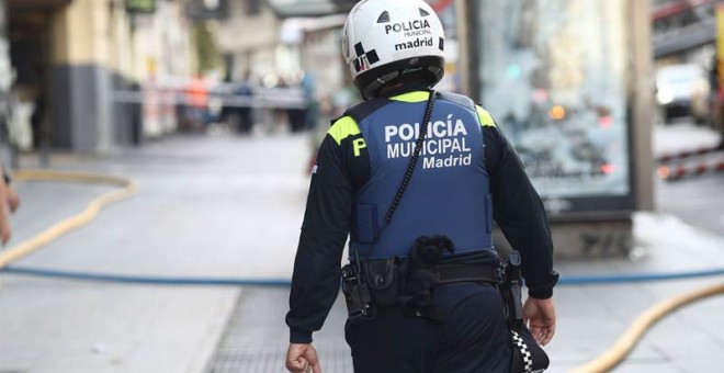 Un policía municipal en las calles de Madrid, | EP