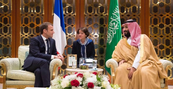 El Príncipe Heredero de Arabia Saudí, Mohammed bin Salman, en una reunión con Emmanuel Macron este mes en Riyadh. /REUTERS