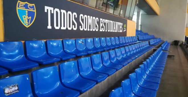 'Todos somos Estudiantes' en las gradas del polideportivo Antonio Magariños.