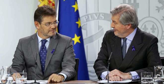 El portavoz del Gobierno, Íñigo Méndez de Vigo, y el ministro de Justicia, Rafael Catalá, durante la rueda de prensa posterior a la reunión del Consejo de Ministros, en el Palacio de La Moncloa. EFE/Paco Campos