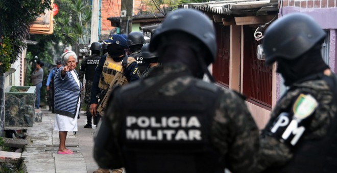 Oficiales de la Policía Militar y miembros de la Fuerza Nacional Antiextorsión (FNA) participan en una operación en barrios y barrios marginales de Tegucigalpa contra pandillas callejeras. AFP/Orlando Sierra