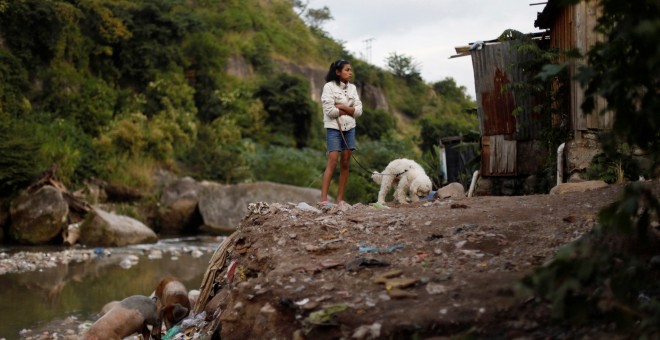 Una niña en un barrio de chabolas en Tegucigalpa (Honduras). REUTERS/Edgard Garrido