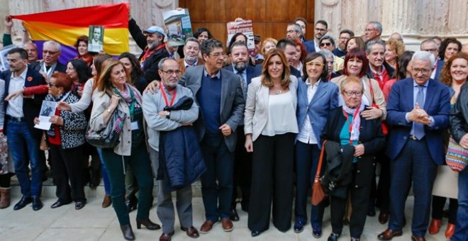 Susana Díaz con las víctimas del franquismo el día en el que, el pasado mes de marzo, el Parlamento andaluz aprobó la Ley de Memoria Histórica y Democrática. /EUROPA PRESS