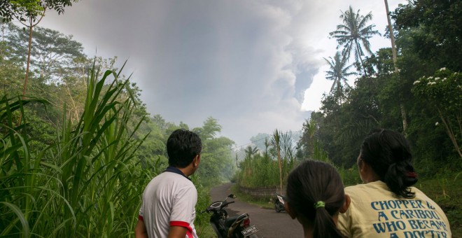 Panorámica de la erupción en las inmediaciones del volcán.- EFE