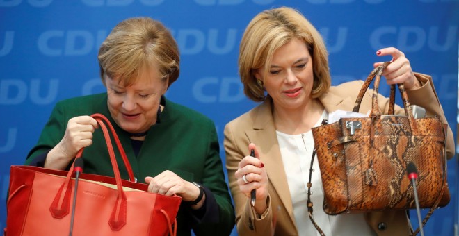 La canciller alemana en funciones y lider de la CDU, Angela Merkel, junto a al número dos del partido, Julia Kloeckner, al inicio de la reunión de los cristianodemócratas, en Berlin. REUTERS/Hannibal Hanschke