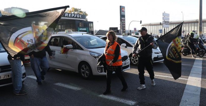 España amanece hoy sin taxis por la huelga de 24 contra Uber. / EFE