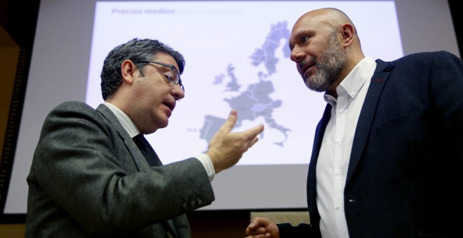 El ministro de Energía, Álvaro Nadal conversa con el presidente de la comisión, Ricardo Sixto, durante su comparecencia en el Congreso. EFE/Mariscal