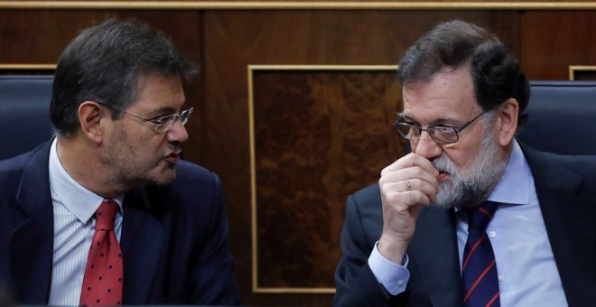 El ministro de Justicia, Rafael Catalá, y el presidente del Gobierno, Mariano Rajoy, en el Congreso. Archivo EFE/Juan Carlos Hidalgo