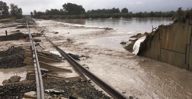 La zona del descarrilamiento del tren en El Arahal. PÚBLICO