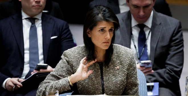 La embajadora de Estados Unidos ante las Naciones Unidas, Nikki Haley (c), escucha al comienzo de una reunión de emergencia del Consejo de Seguridad de las Naciones Unidas realizada este miércoles.