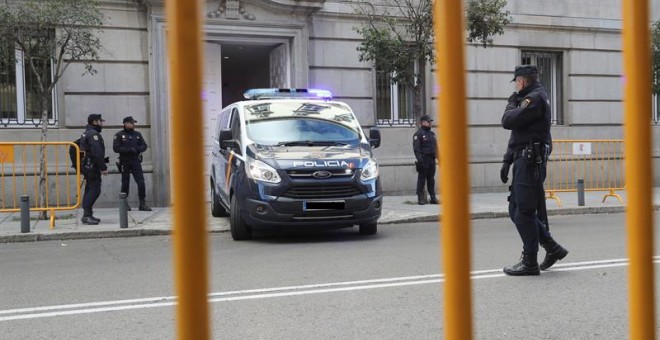 Un furgón policial entra marcha atrás en el Tribunal Supremo, donde los ocho exconsellers encarcelados, con Oriol Junqueras a la cabeza, y los líderes independentistas Jordi Sánchez y Jordi Cuixart, también en prisión, declaran hoy ante el juez Pablo Llar