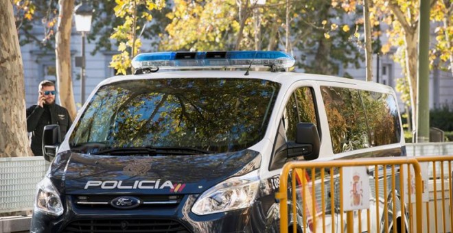 Uno de los furgones policiales que trasladan a los exconsellers encarcelados, con Oriol Junqueras a la cabeza, y los líderes independentistas Jordi Sánchez y Jordi Cuixart, se dirige desde la Audiencia Nacional al Tribunal Supremo donde hoy comparecen par