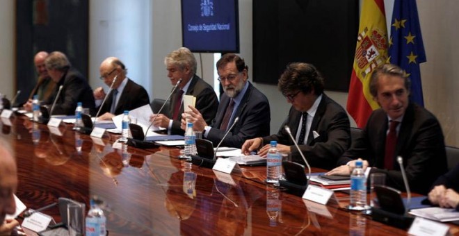 El presidente del Gobierno, Mariano Rajoy, preside en el Complejo de La Moncloa, la reunión del Consejo de Seguridad Nacional rodeado de sus ministros. | CÉSAR PORRAS (EFE)