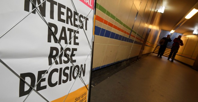 Un periódico informa de la decisión del Banco de Inglaterra de incrementar los intereses./REUTERS