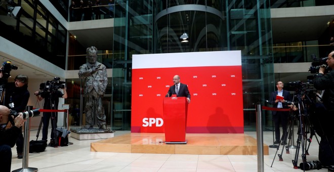 El líder del Partido Socialdemócrata (SPD), Martin Schulz, hace declaraciones ante los medios tras asistir a una reunión con la cúpula del SPD, en Berlín, Alemania./EFE