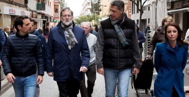 Mariano Rajoy, Xavier Garcia Albiol i Andrea Levy passegen per Castelldefels en un dels seus actes de precampanya / EFE Tarek Mohamed