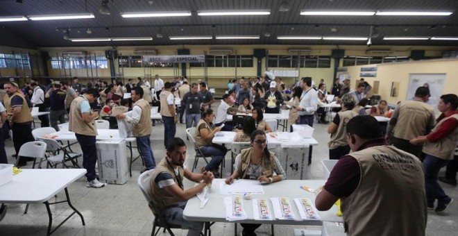 Vista general de empleados del Tribunal Supremo Electoral el  domingo 3 de diciembre de 2017, en Tegucigalpa (Honduras). EFE