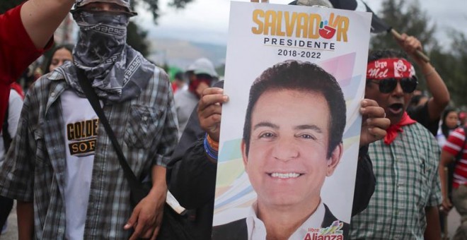 Simpatizantes de la Alianza participan en una multitudinaria marcha hoy este domingo 3 de diciembre de 2017, en Tegucigalpa (Honduras). EFE