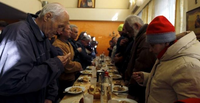 Ancianos en un comedor social. /REUTERS